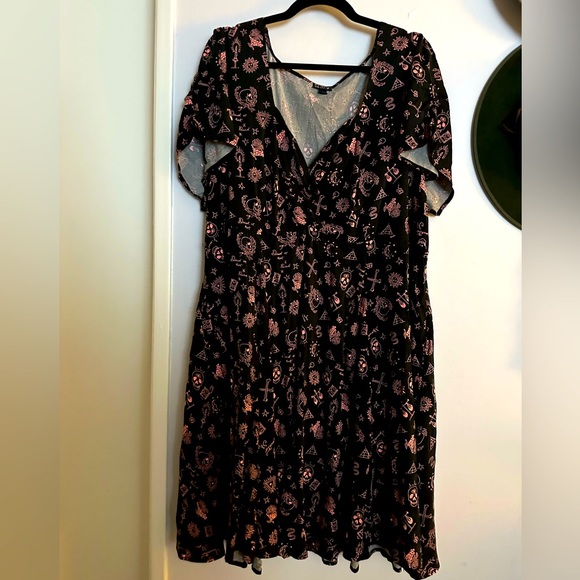 Torrid SHIRRED FIT & FLARE DRESS STRETCH CHALLIS TATTOO BLACK SIZE 4 NWOT - Picture 3 of 12
